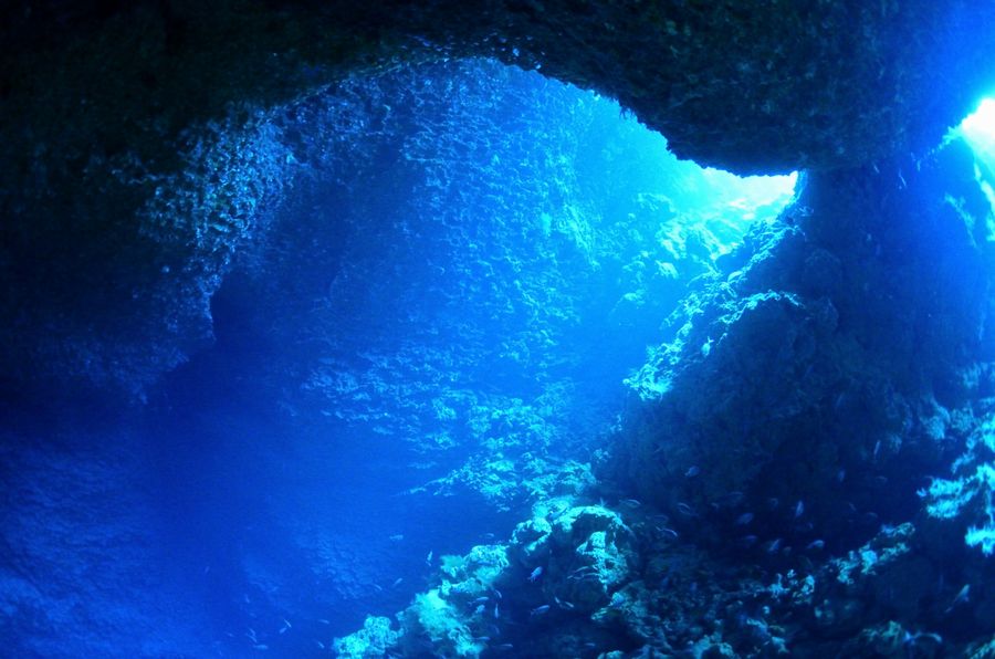 伊江島　オホバの大洞窟・幻想的な光