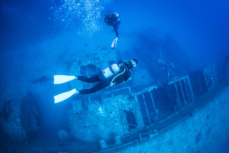 沖縄の沈没船とダイバー