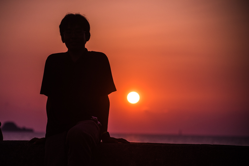 シークレットビーチの夕日・研修生むっちゃん