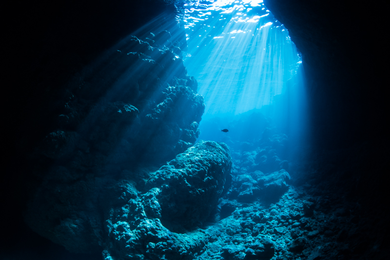 青の洞窟　幻想的な光の差し込み　