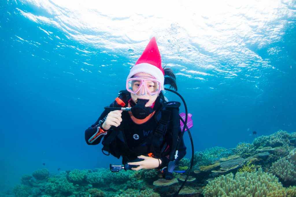 水中サンタ・クリスマスの記念撮影