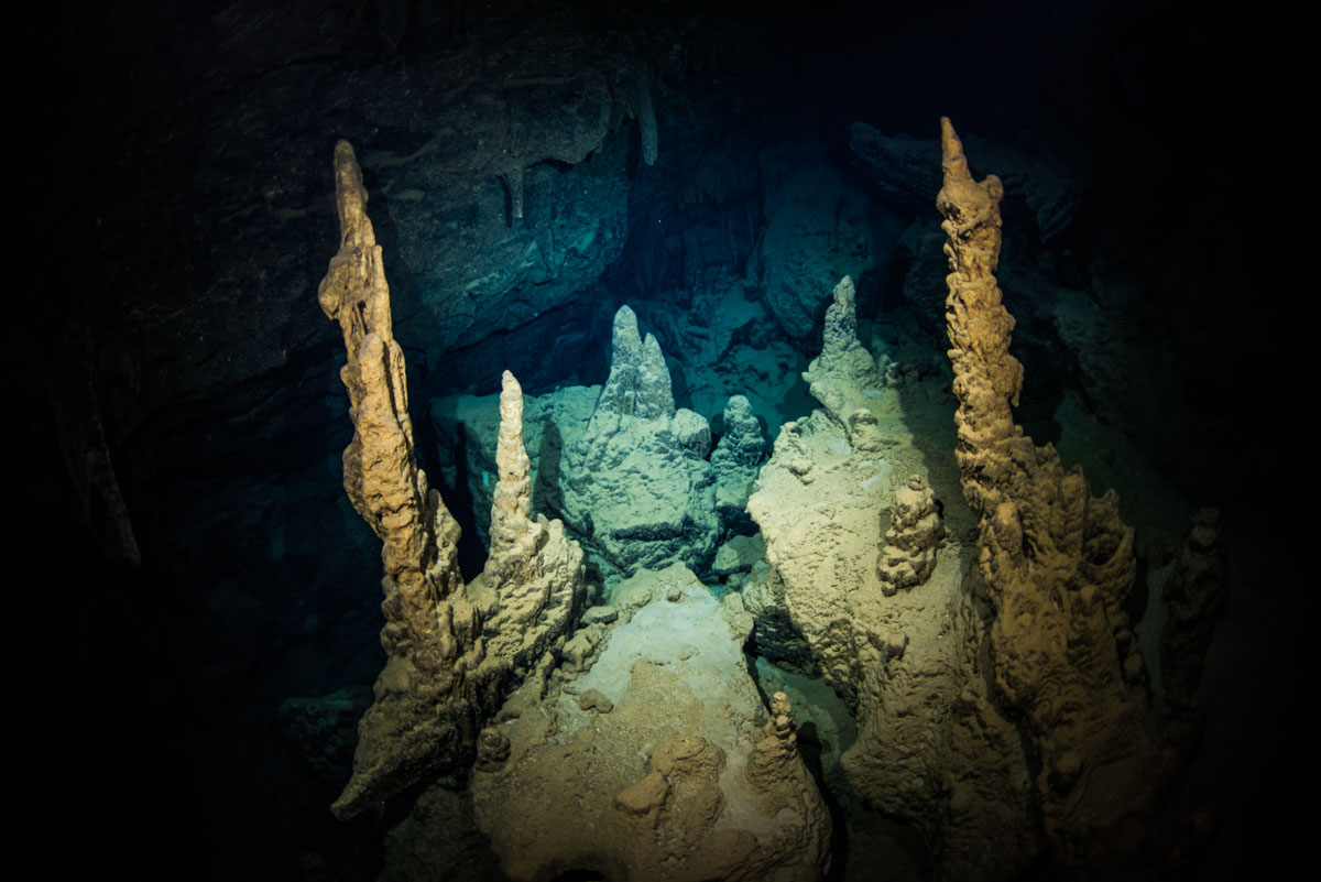 海底からそびえ立つ2本の鍾乳石