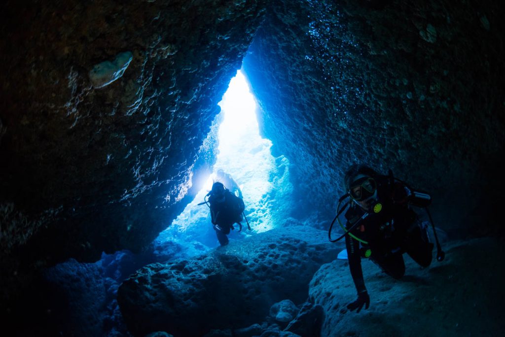 コウリ残波の水中洞窟とダイバー