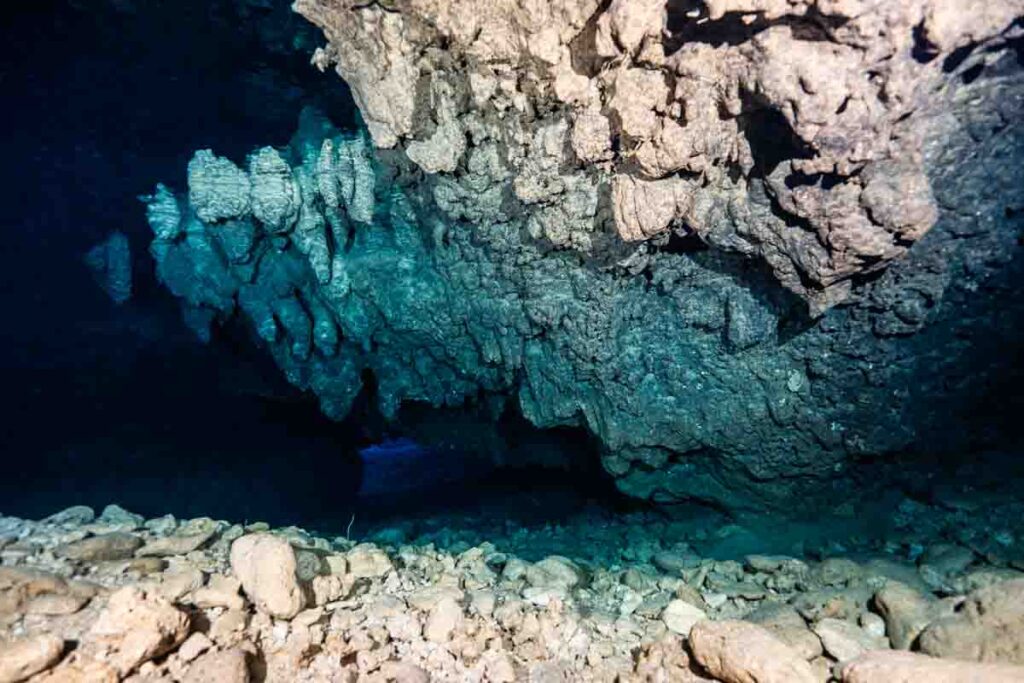 トライアングルホールの水中洞窟 ①