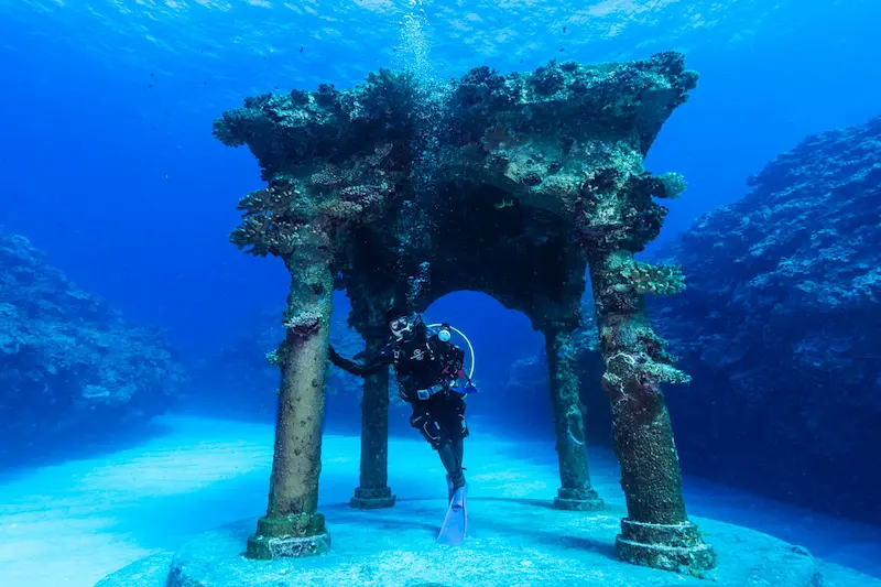 与論島の「海中宮殿」・ダイバーと古代ギリシャ宮殿 ①