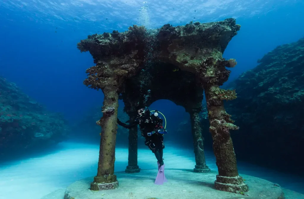 与論島の「海中宮殿」・ダイバーと古代ギリシャ宮殿 ①
