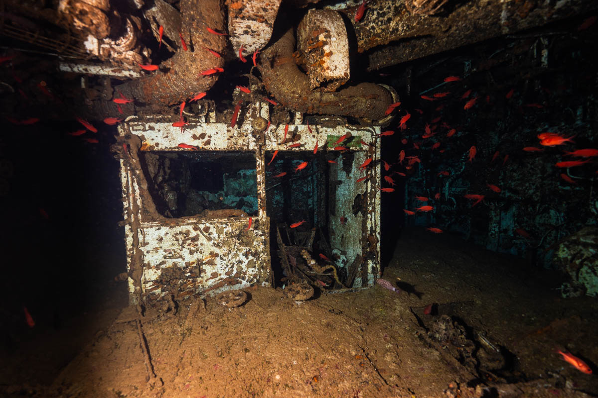 与論島「沈船あまみ」の内部・海上保安庁の巡視船