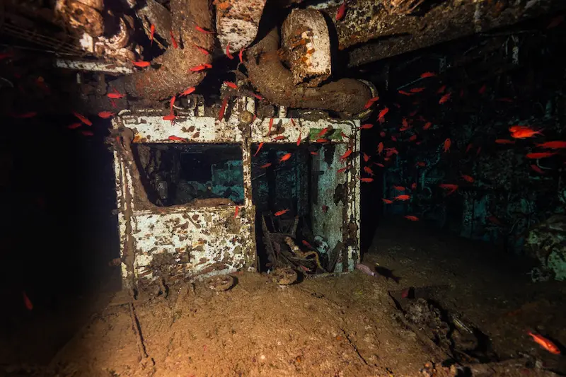 与論島「沈船あまみ」の内部 ①・海上保安庁の巡視船