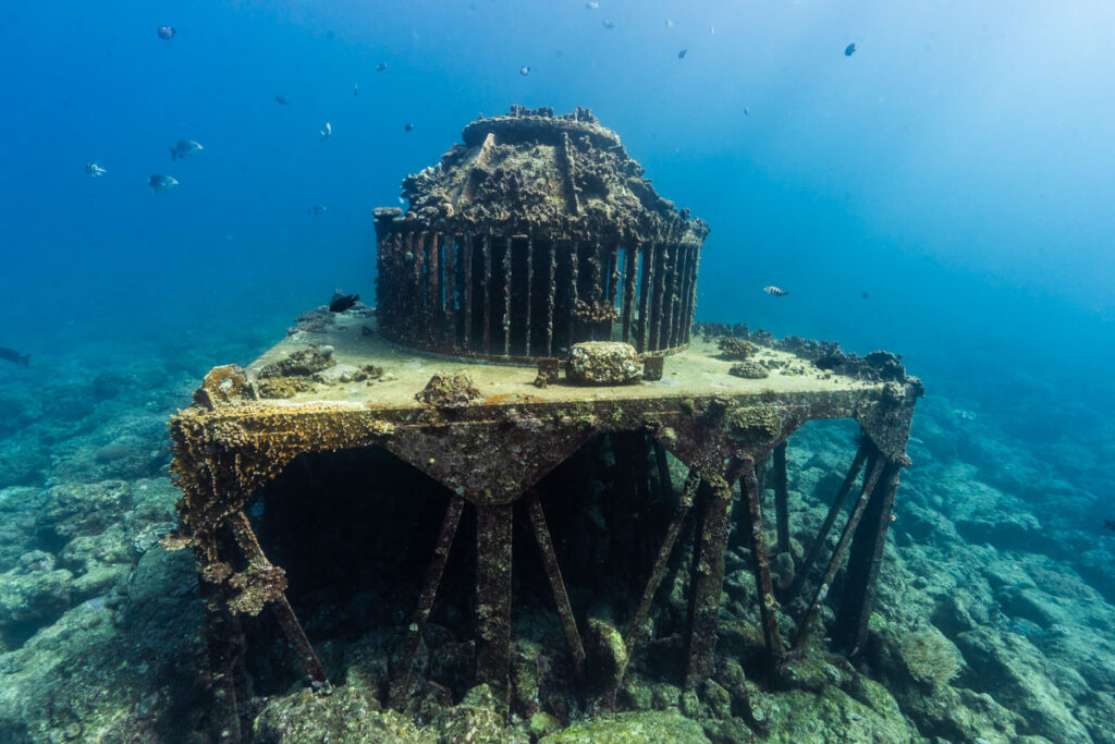 砂辺浄水場前の神殿・給水口